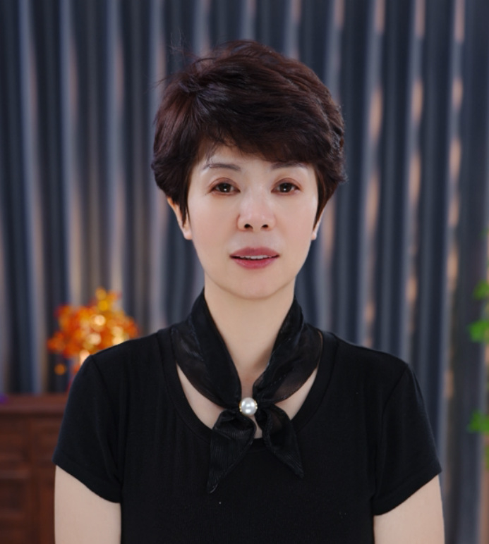 Τριγωνικό φουλάρι λαιμού για την άνοιξη — ύφασμα πολυεστέρα πάνω από 96%, ευέλικτο και κομψό αξεσουάρ μόδας.