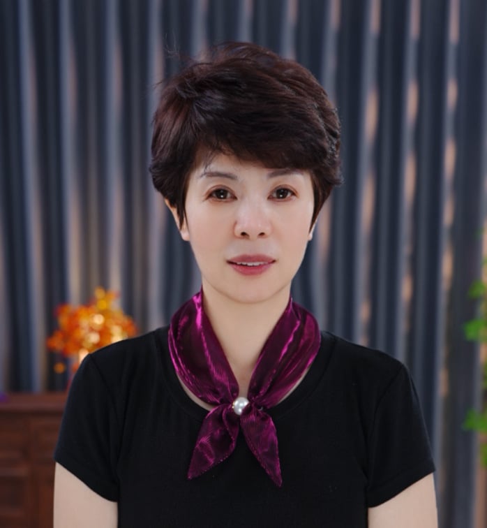 Τριγωνικό φουλάρι λαιμού για την άνοιξη — ύφασμα πολυεστέρα πάνω από 96%, ευέλικτο και κομψό αξεσουάρ μόδας.