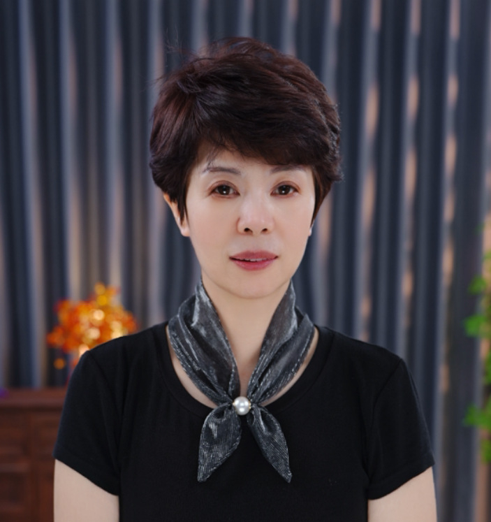 Τριγωνικό φουλάρι λαιμού για την άνοιξη — ύφασμα πολυεστέρα πάνω από 96%, ευέλικτο και κομψό αξεσουάρ μόδας.