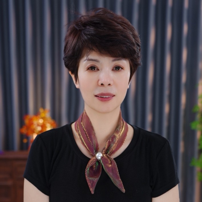 Τριγωνικό φουλάρι λαιμού για την άνοιξη — ύφασμα πολυεστέρα πάνω από 96%, ευέλικτο και κομψό αξεσουάρ μόδας.