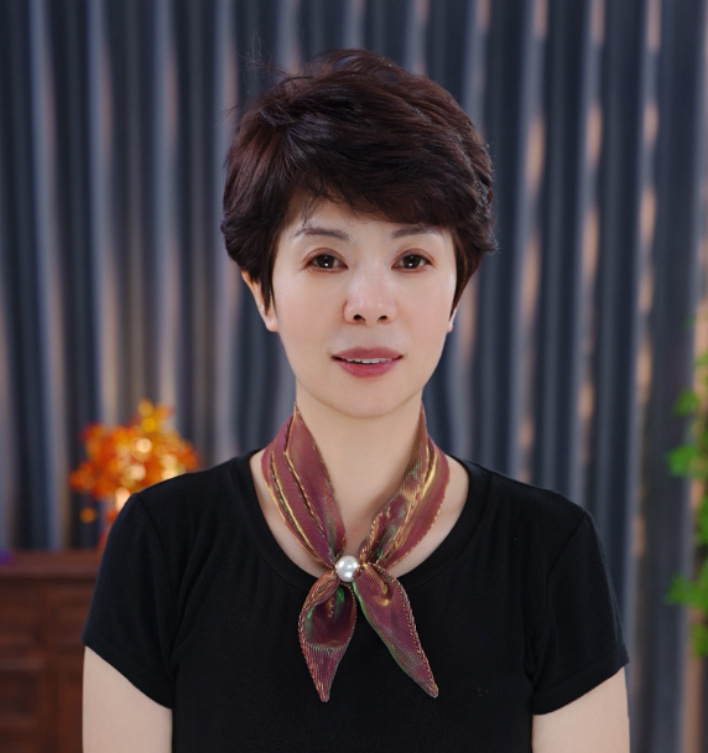 Τριγωνικό φουλάρι λαιμού για την άνοιξη — ύφασμα πολυεστέρα πάνω από 96%, ευέλικτο και κομψό αξεσουάρ μόδας.