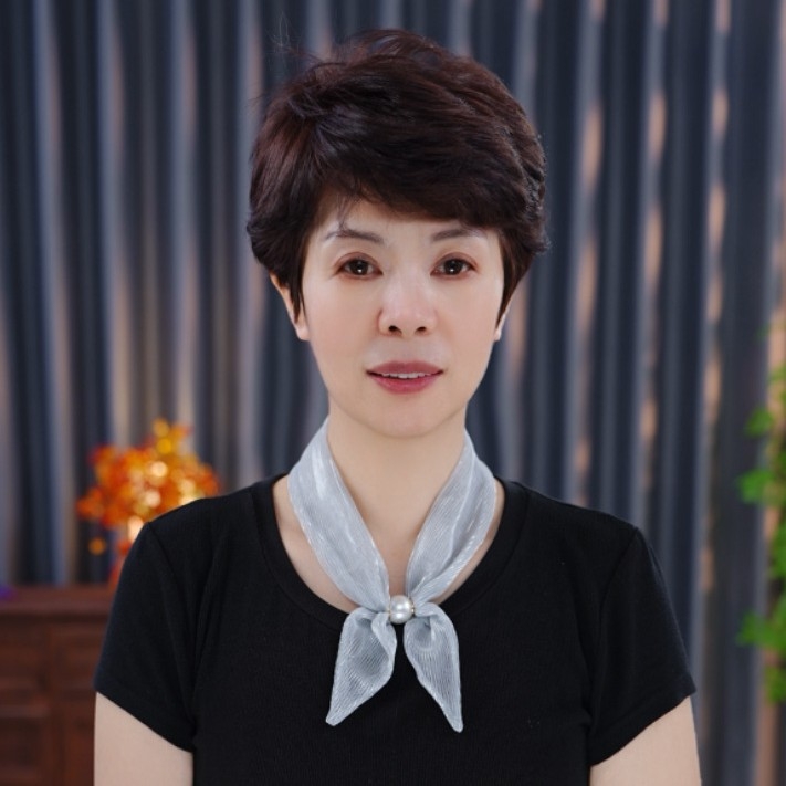 Τριγωνικό φουλάρι λαιμού για την άνοιξη — ύφασμα πολυεστέρα πάνω από 96%, ευέλικτο και κομψό αξεσουάρ μόδας.