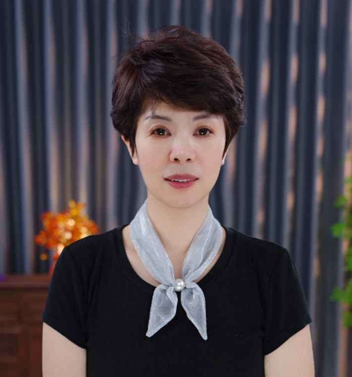 Τριγωνικό φουλάρι λαιμού για την άνοιξη — ύφασμα πολυεστέρα πάνω από 96%, ευέλικτο και κομψό αξεσουάρ μόδας.