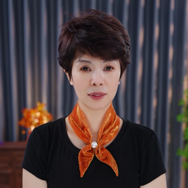 Τριγωνικό φουλάρι λαιμού για την άνοιξη — ύφασμα πολυεστέρα πάνω από 96%, ευέλικτο και κομψό αξεσουάρ μόδας.