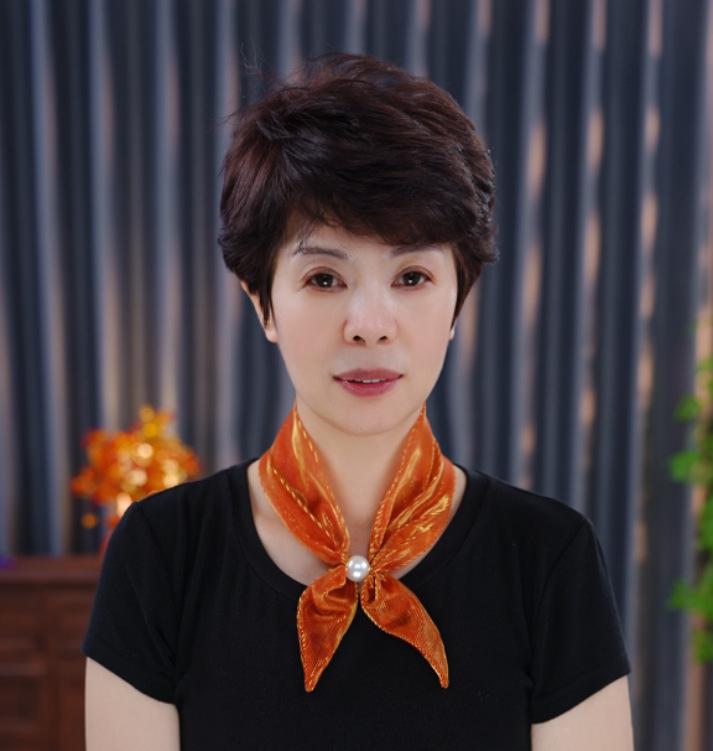 Τριγωνικό φουλάρι λαιμού για την άνοιξη — ύφασμα πολυεστέρα πάνω από 96%, ευέλικτο και κομψό αξεσουάρ μόδας.