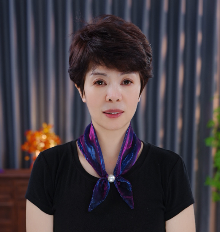 Τριγωνικό φουλάρι λαιμού για την άνοιξη — ύφασμα πολυεστέρα πάνω από 96%, ευέλικτο και κομψό αξεσουάρ μόδας.