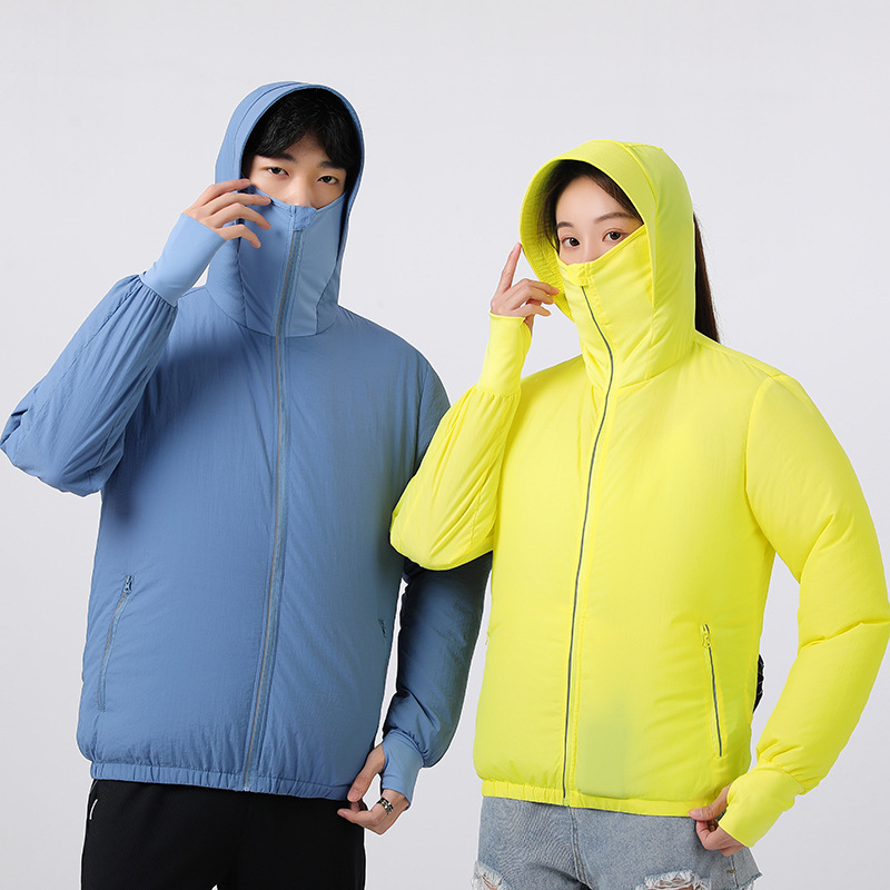 Kapučve viegla neilona jaka ar iebūvētu dzesēšanas ventilatoru, brīvā piegriezuma, UV aizsardzība 30, rāvējslēdzēja kabatas