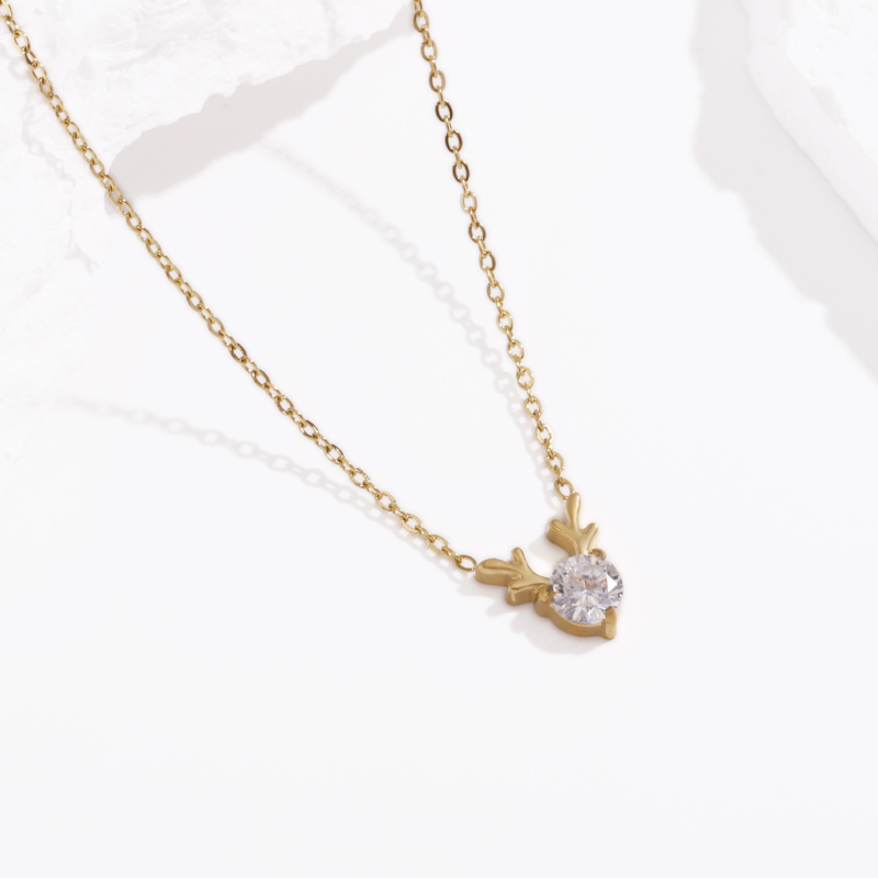 Nőknek szóló antler ékszerszett: titán-acél, cirkón inlay, keresztláncos nyaklánc, fülbevalók és karkötő, állatmotívumok