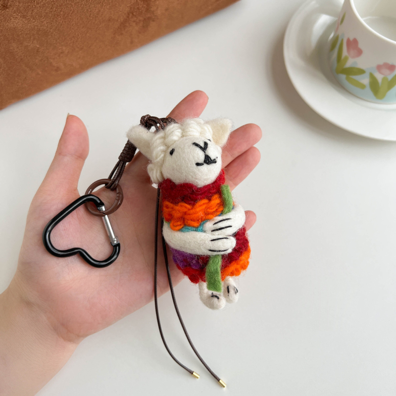 Miss Peach Roku darīts vilnas filca piekariņš somai un atslēgu gredzenam — mīļs dzīvnieku raksts (lācis/cūka) — Ziemas 2024