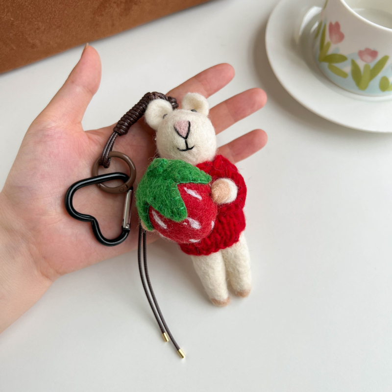 Miss Peach Roku darīts vilnas filca piekariņš somai un atslēgu gredzenam — mīļs dzīvnieku raksts (lācis/cūka) — Ziemas 2024