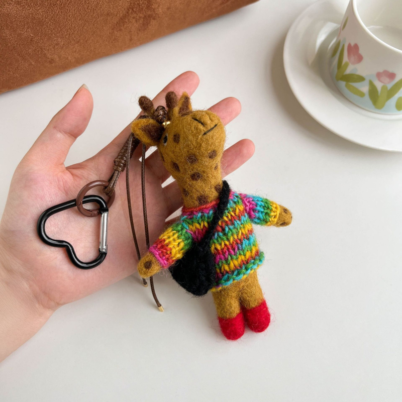 Miss Peach Roku darīts vilnas filca piekariņš somai un atslēgu gredzenam — mīļs dzīvnieku raksts (lācis/cūka) — Ziemas 2024