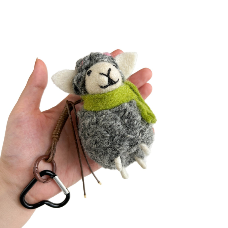 Miss Peach Roku darīts vilnas filca piekariņš somai un atslēgu gredzenam — mīļs dzīvnieku raksts (lācis/cūka) — Ziemas 2024