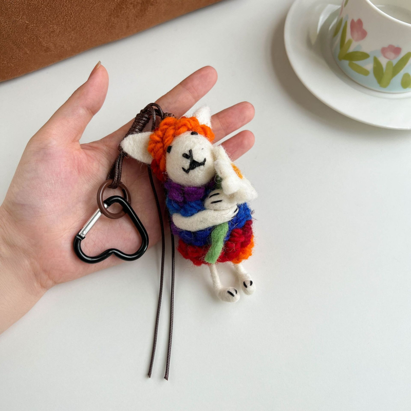 Miss Peach Roku darīts vilnas filca piekariņš somai un atslēgu gredzenam — mīļs dzīvnieku raksts (lācis/cūka) — Ziemas 2024