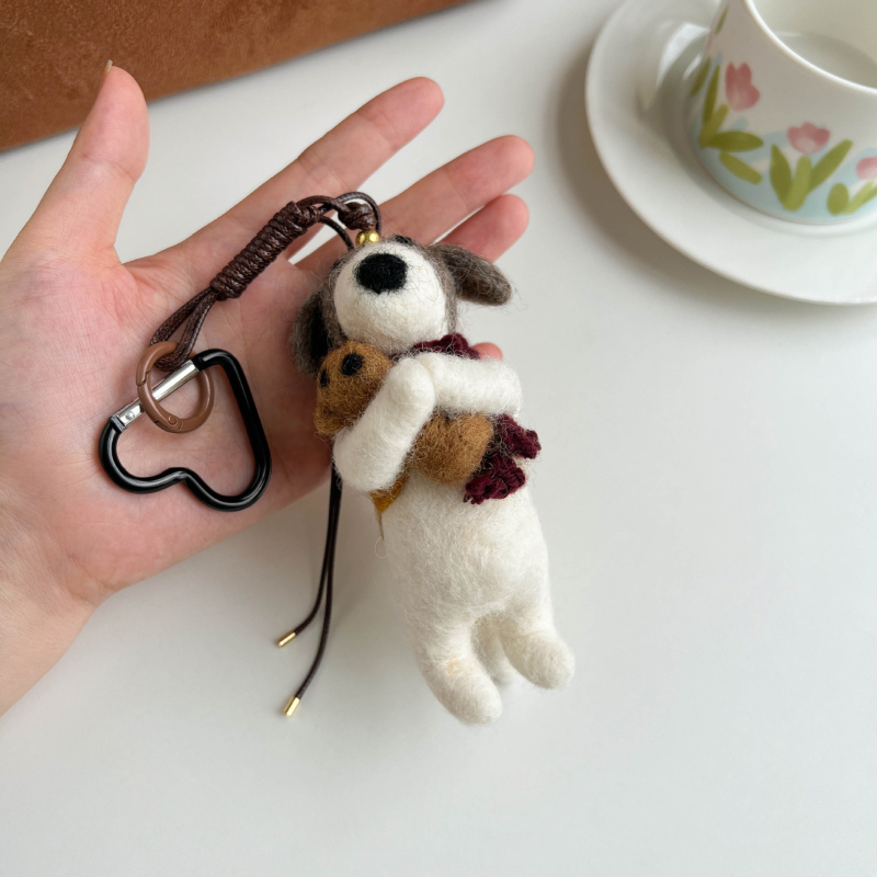 Miss Peach Roku darīts vilnas filca piekariņš somai un atslēgu gredzenam — mīļs dzīvnieku raksts (lācis/cūka) — Ziemas 2024