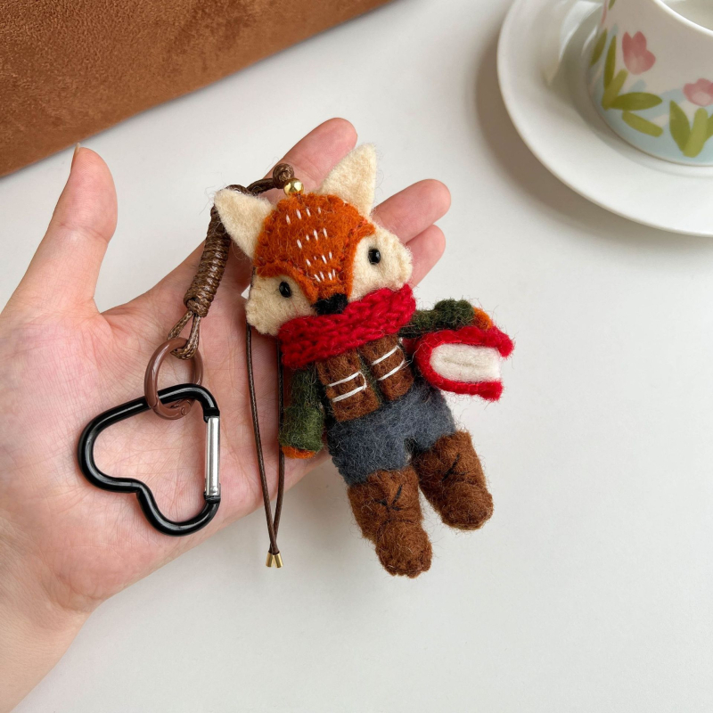 Miss Peach Roku darīts vilnas filca piekariņš somai un atslēgu gredzenam — mīļs dzīvnieku raksts (lācis/cūka) — Ziemas 2024