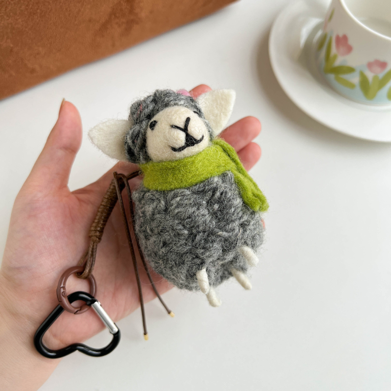 Miss Peach Roku darīts vilnas filca piekariņš somai un atslēgu gredzenam — mīļs dzīvnieku raksts (lācis/cūka) — Ziemas 2024