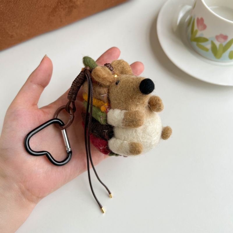 Miss Peach Roku darīts vilnas filca piekariņš somai un atslēgu gredzenam — mīļs dzīvnieku raksts (lācis/cūka) — Ziemas 2024