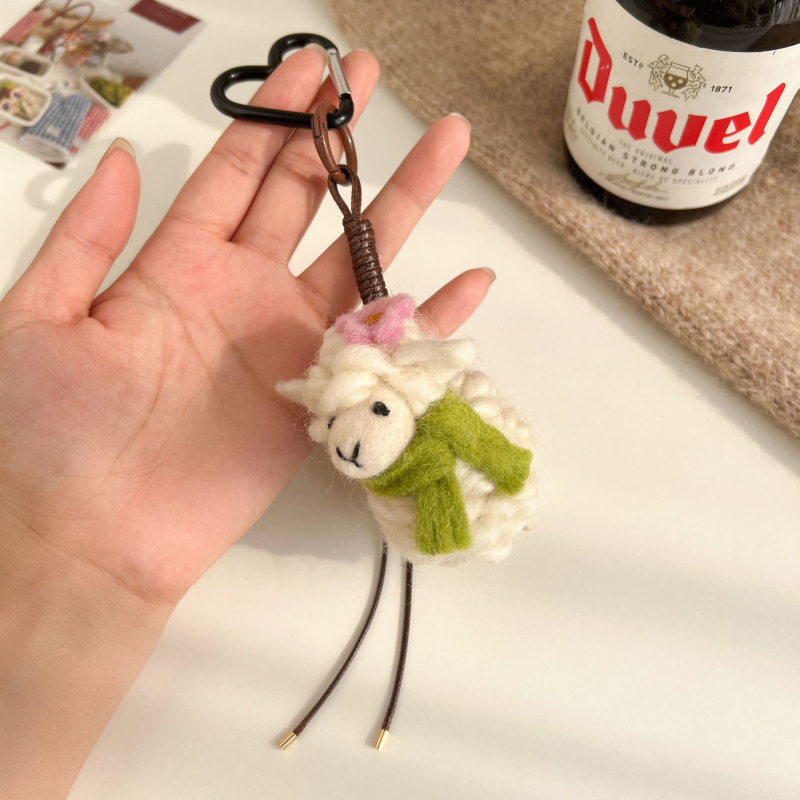 Miss Peach Roku darīts vilnas filca piekariņš somai un atslēgu gredzenam — mīļs dzīvnieku raksts (lācis/cūka) — Ziemas 2024