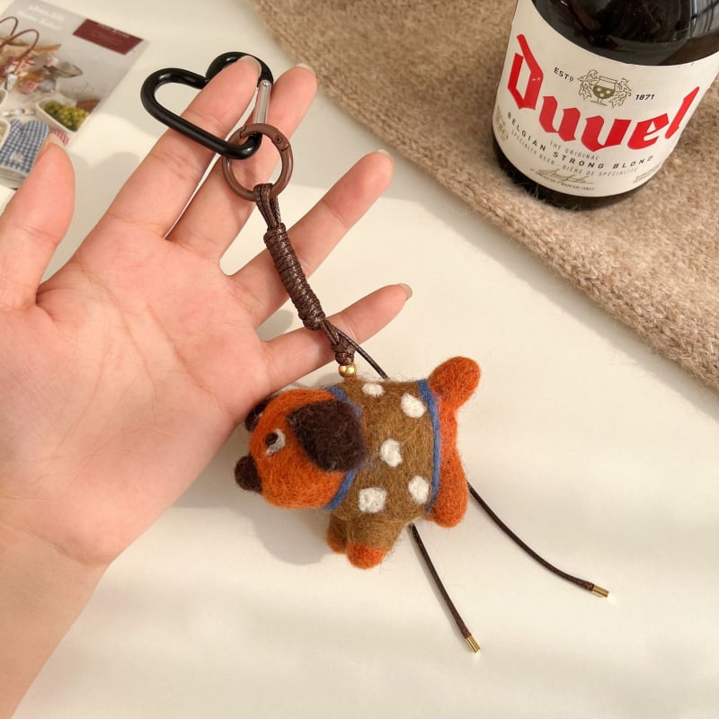 Miss Peach Roku darīts vilnas filca piekariņš somai un atslēgu gredzenam — mīļs dzīvnieku raksts (lācis/cūka) — Ziemas 2024