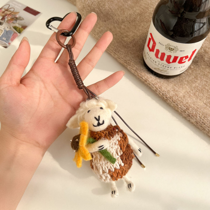 Miss Peach Roku darīts vilnas filca piekariņš somai un atslēgu gredzenam — mīļs dzīvnieku raksts (lācis/cūka) — Ziemas 2024