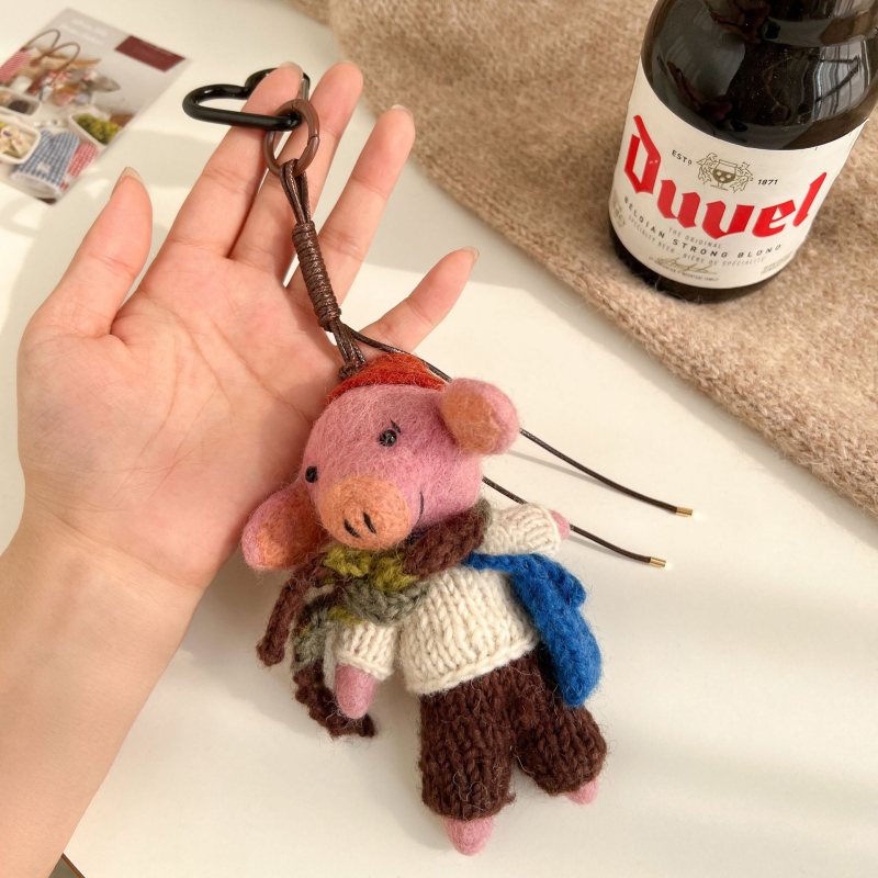 Miss Peach Roku darīts vilnas filca piekariņš somai un atslēgu gredzenam — mīļs dzīvnieku raksts (lācis/cūka) — Ziemas 2024