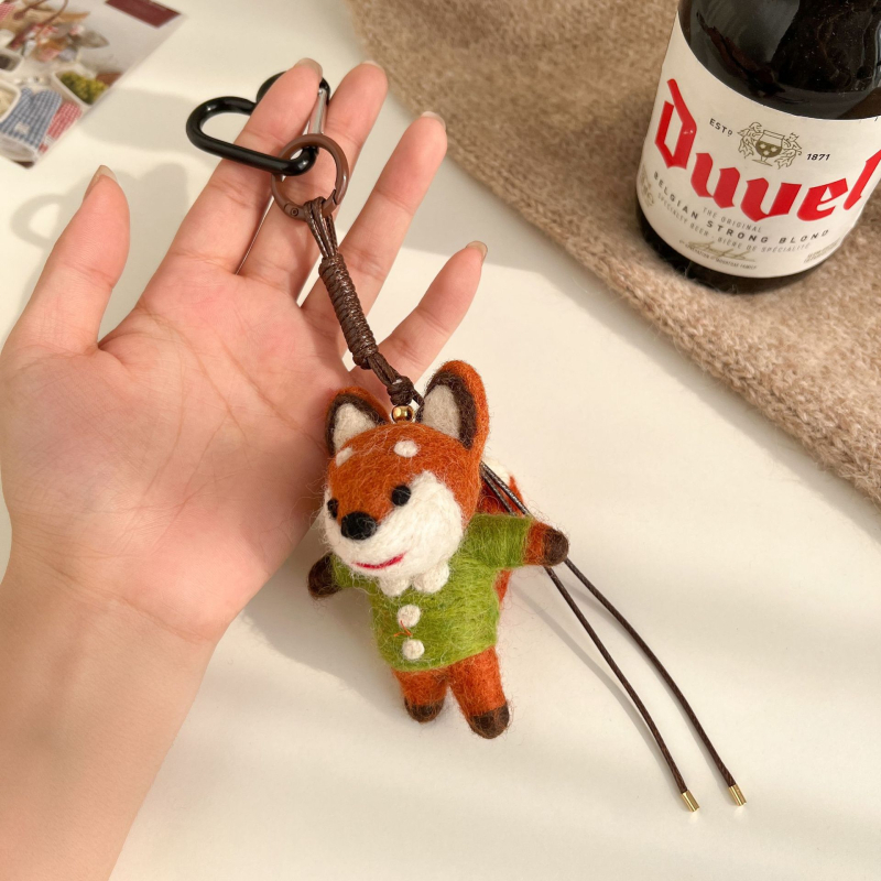 Miss Peach Roku darīts vilnas filca piekariņš somai un atslēgu gredzenam — mīļs dzīvnieku raksts (lācis/cūka) — Ziemas 2024