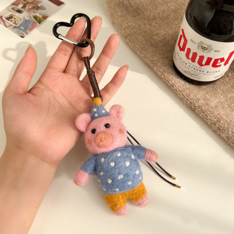 Miss Peach Roku darīts vilnas filca piekariņš somai un atslēgu gredzenam — mīļs dzīvnieku raksts (lācis/cūka) — Ziemas 2024