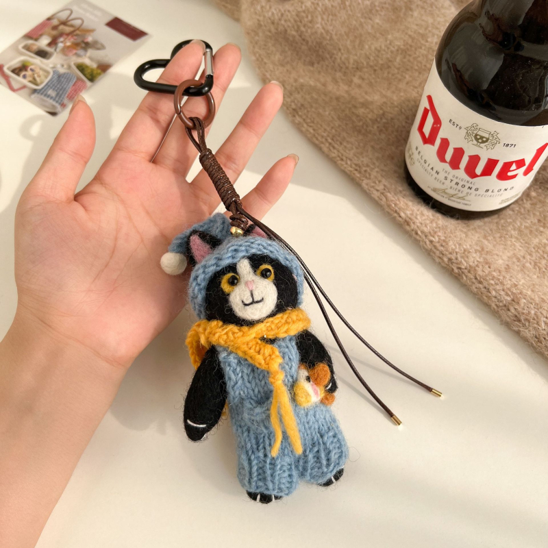 Miss Peach Roku darīts vilnas filca piekariņš somai un atslēgu gredzenam — mīļs dzīvnieku raksts (lācis/cūka) — Ziemas 2024