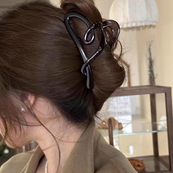 Akrilna klipsa za kosu s šupljim srcem, grip tip, završni premaz pečenim lakom