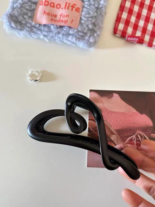 Akrilna klipsa za kosu s šupljim srcem, grip tip, završni premaz pečenim lakom