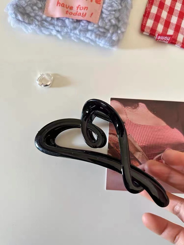 Akrilna klipsa za kosu s šupljim srcem, grip tip, završni premaz pečenim lakom