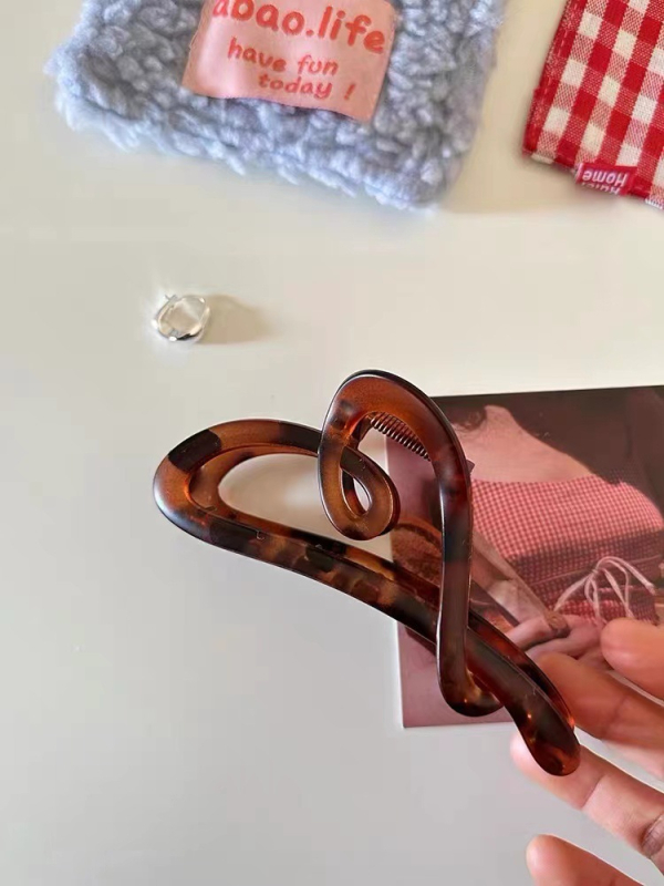 Akrilna klipsa za kosu s šupljim srcem, grip tip, završni premaz pečenim lakom