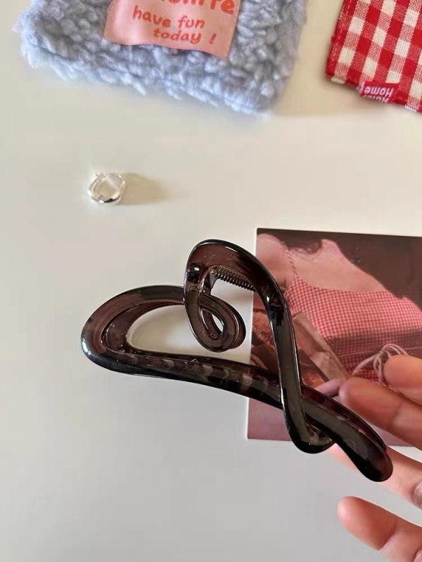 Akrilna klipsa za kosu s šupljim srcem, grip tip, završni premaz pečenim lakom