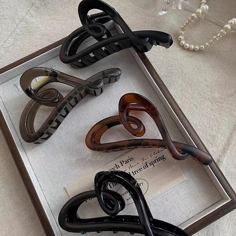 Akrilna klipsa za kosu s šupljim srcem, grip tip, završni premaz pečenim lakom