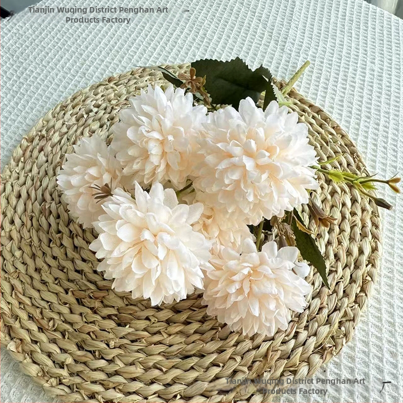 Penghan dirbtinis 6 galvų krizantemų puokštė su vienu kotu, mažas puokštė; medžiagos: plastikas, šilko gėlės, poliesterio audinys; vestuvėms, namų dekorui, nuotraukų rekvizitams