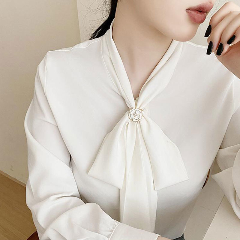 Daudzfunkcionāla zīda šalle, mazs kvadrātveida dizains, dekoratīva lente un mezglota sprādze pie kreklu stūriem, pāru stils, Ziemas 2021