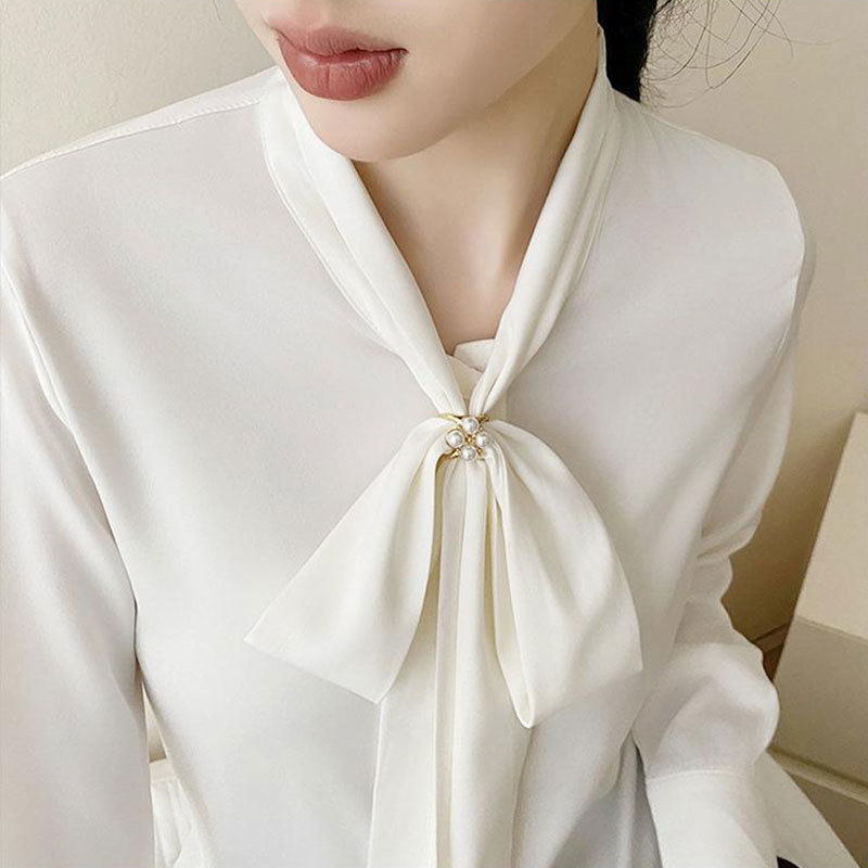 Daudzfunkcionāla zīda šalle, mazs kvadrātveida dizains, dekoratīva lente un mezglota sprādze pie kreklu stūriem, pāru stils, Ziemas 2021