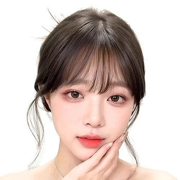 Perukas su oro kirpčiukais viršugalvyje | natūralus tūrisas ir veido kontūravimas veido | Modelis: T-net air bangs; Plaukų medžiaga: aukštos temperatūros pluoštas; Kirpčių tipas: tiesus arba įstrižas; Nerekomenduojama dažyti karštomis priemonėmis