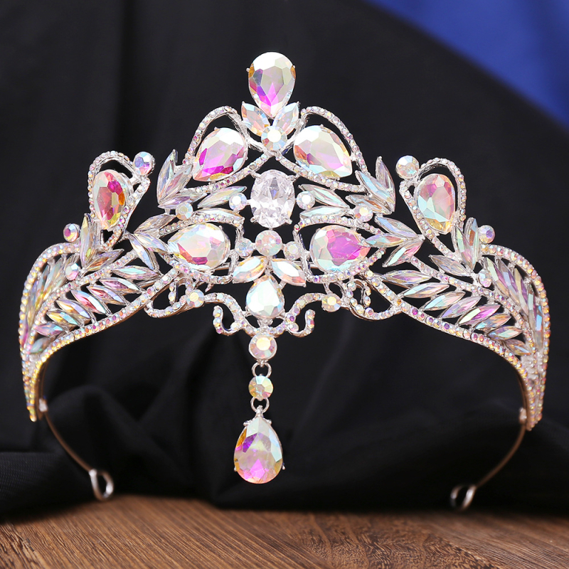 Nevjesta u Hepburn stilu, barokna tiara s kristalima u obliku srca, pogodna za rođendan i europsko retro vjenčanje.