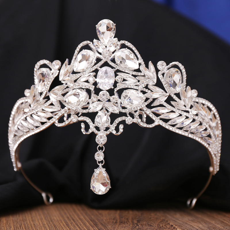 Nevjesta u Hepburn stilu, barokna tiara s kristalima u obliku srca, pogodna za rođendan i europsko retro vjenčanje.