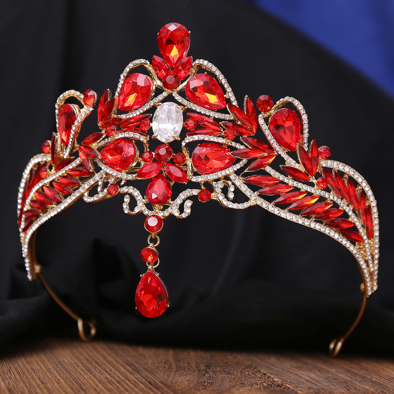 Nevjesta u Hepburn stilu, barokna tiara s kristalima u obliku srca, pogodna za rođendan i europsko retro vjenčanje.