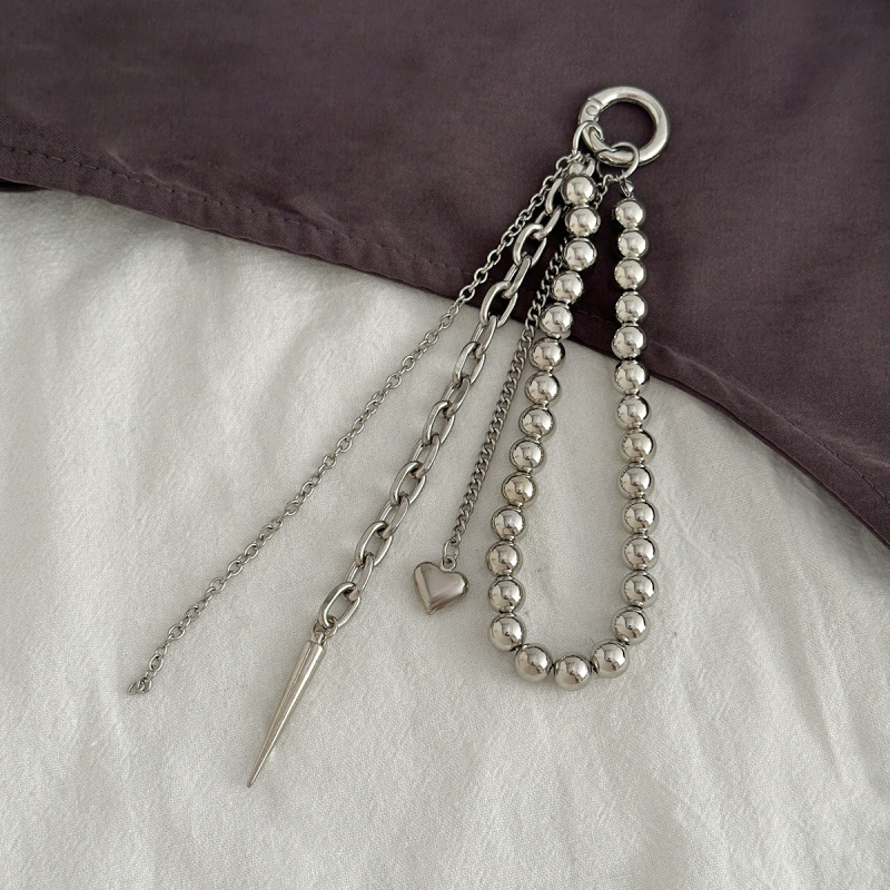 Sirds formas metāla atslēgu piekārts somai ar pērlīšu pītumu