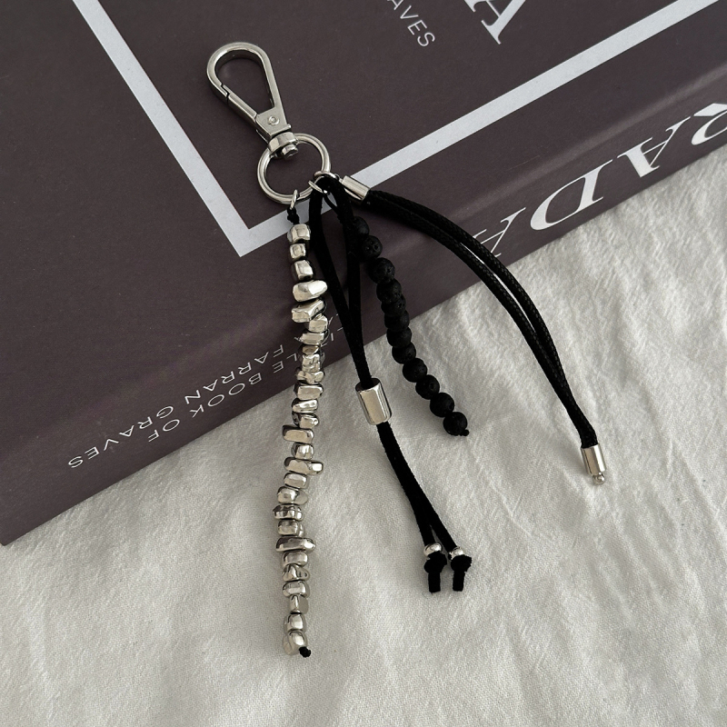 Sirds formas metāla atslēgu piekārts somai ar pērlīšu pītumu