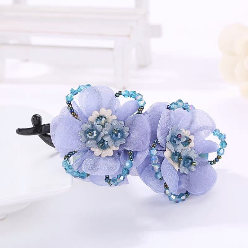 Clamă de păr cu floare din material textil – material textil; stil: feminin; lucrat manual; cristal; personalizare (Material: Material textil; Stil: Feminin; Procesare: Manual; Tip cristal: Cristal; Personalizare: Da)