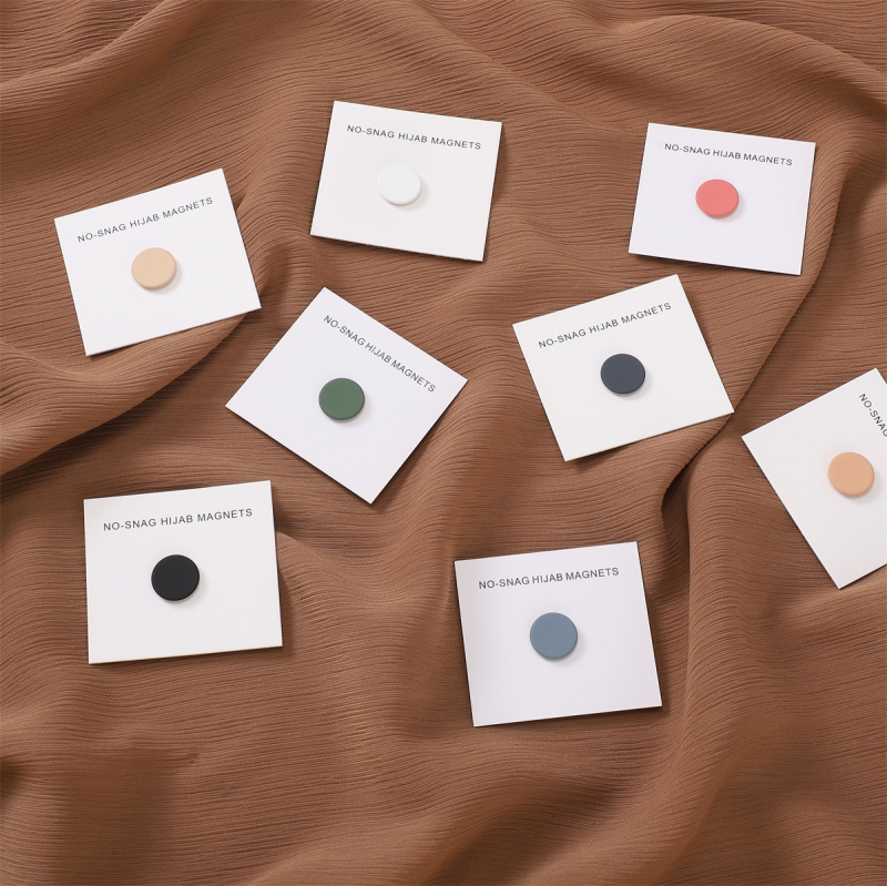 Šalles spraudnis ar magnētisko sprādzi – apaļa, plakana forma, sakausējums, rokdarbs, universāls, ģeometrisks stils, 2024. vasara (Sakausējums; Rokdarbs; Universāls; Ģeometrisks stils; 2024. vasara)