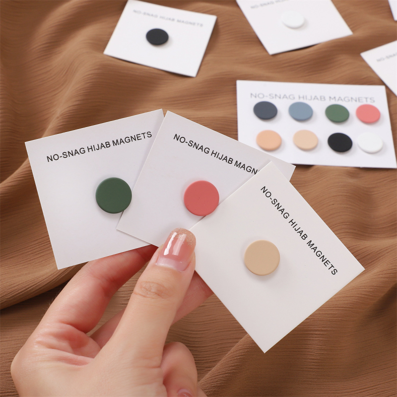 Šalles spraudnis ar magnētisko sprādzi – apaļa, plakana forma, sakausējums, rokdarbs, universāls, ģeometrisks stils, 2024. vasara (Sakausējums; Rokdarbs; Universāls; Ģeometrisks stils; 2024. vasara)