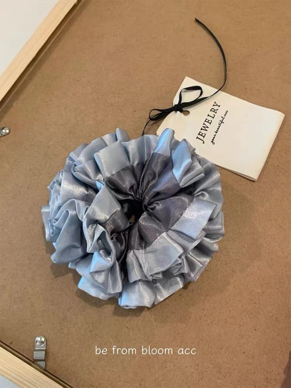 Elastic pentru păr cu minge de flori – satin plisat, stil coreean, elastic, plastic