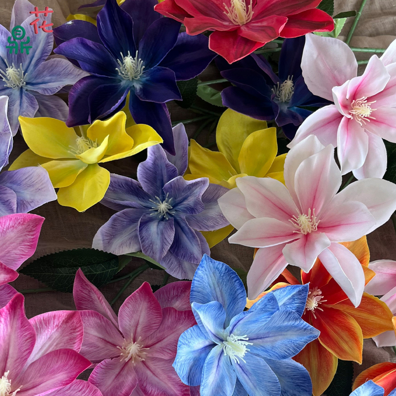 Vestuviniai šilko gėlių derinys – 3 galvų Clematis ir lelija, šilko gėlės plaukų šukuosenoms ir nuotraukoms, reljefinės detalės