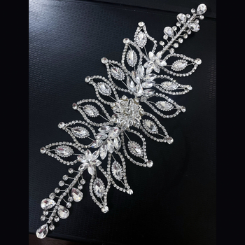 Νυφική διακόσμηση μαλλιών με φύλλα από κρύσταλλα, χειροποίητο στριφτό μετάξι και διακόσμηση πεταλούδας από κράμα | Κορδέλα για τα μαλλιά, Σχήμα φύλλου, Άνοιξη 2025