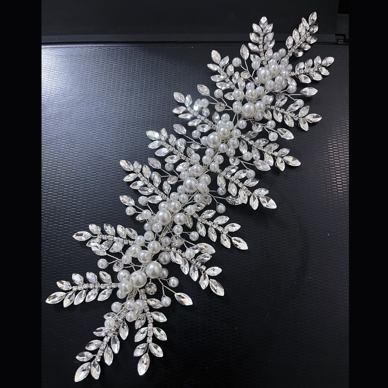 Νυφική διακόσμηση μαλλιών με φύλλα από κρύσταλλα, χειροποίητο στριφτό μετάξι και διακόσμηση πεταλούδας από κράμα | Κορδέλα για τα μαλλιά, Σχήμα φύλλου, Άνοιξη 2025